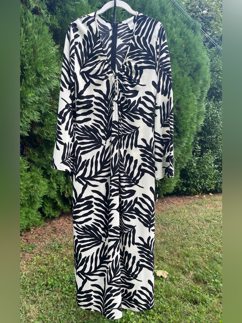 H&M Gorgeous, Sexy Black and Off-White Leaf-Print Maxi Dress. Keyhole.